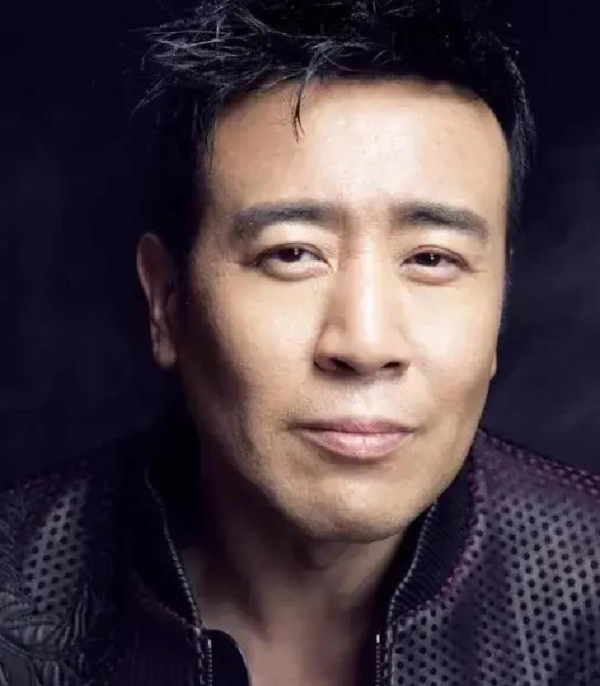 于和伟把他名下所有银行卡、房本、理财账户，全交到了宋林静手上。1996 年冬，这