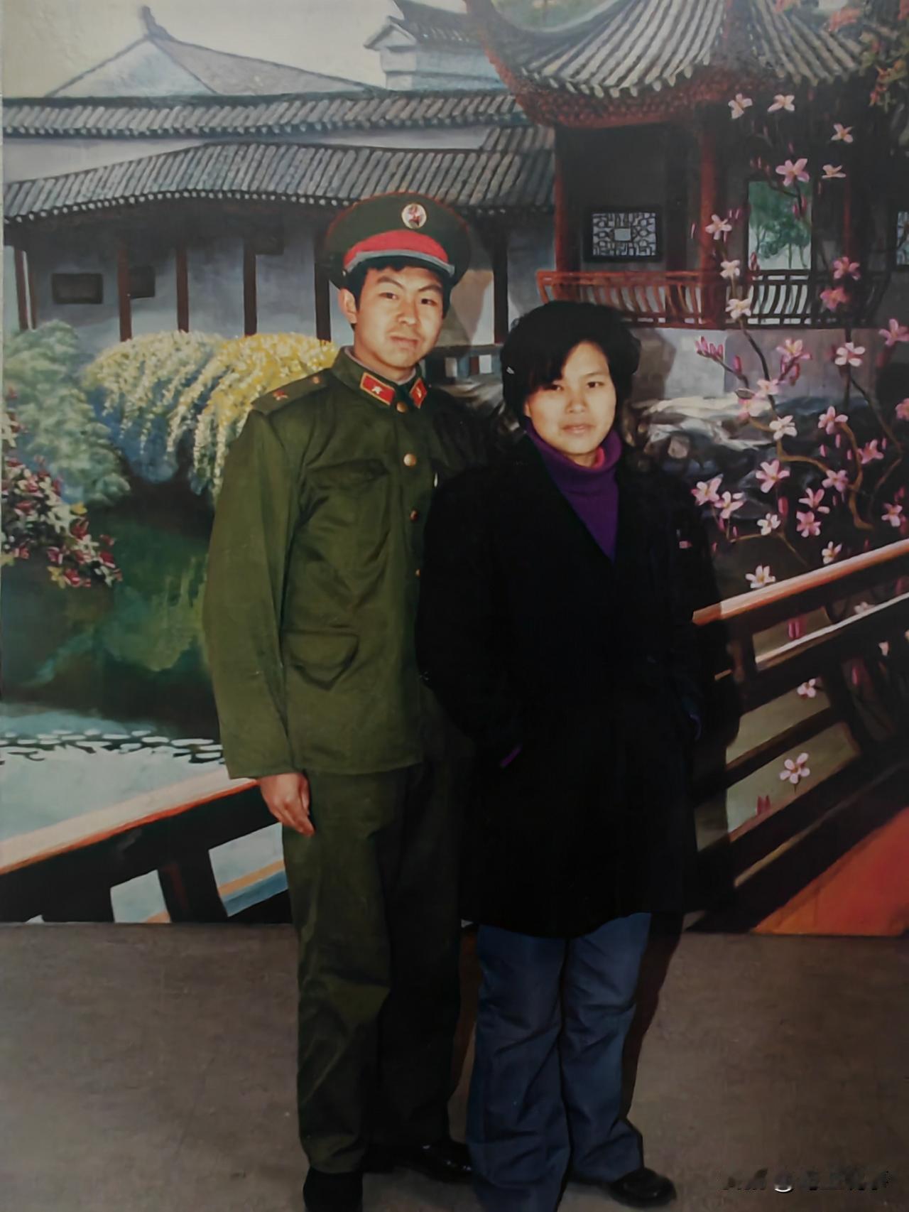 （军旅回忆81）补张订婚照，在楠竹上刻下誓言。
爱情和婚姻就像面包和水，没有她，