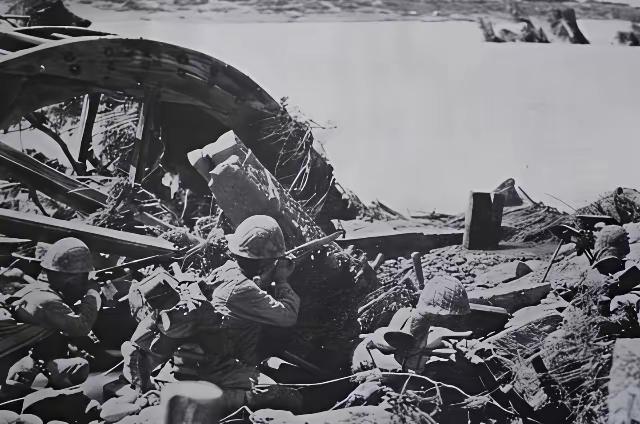 1942年，风和日丽，渔民陈根土撑着船，载一群日军士兵渡江。

船颤颤巍巍地行至