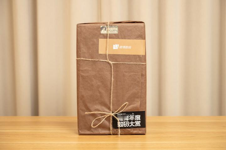 收到邀请函和礼品了，送来一个手机储放架很是有用，正好手机可以放里面[哈哈]，与一