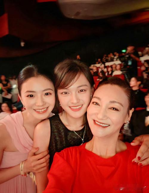 在2026微博电影之夜，三金影后惠英红与凭借《给阿嬷的情书》爆火的新人李思潼温馨