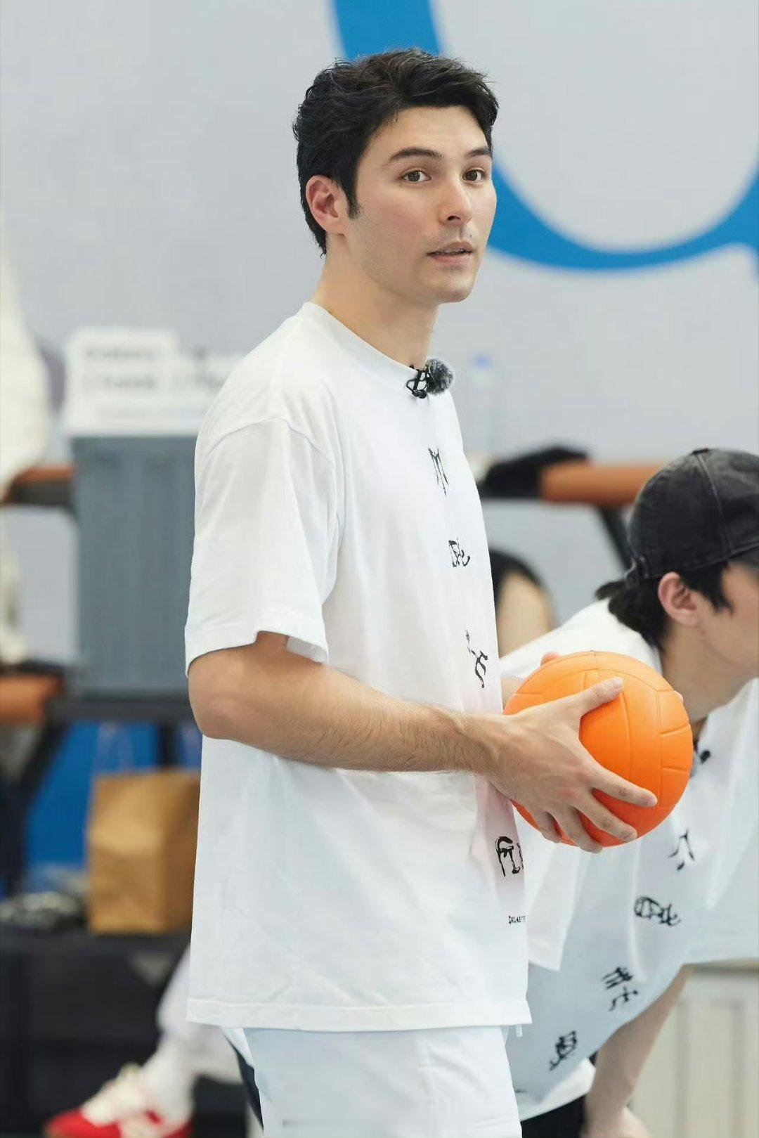 #凤小岳卡位#说实话我真的感觉凤小岳特别的可惜，刚开始的时候还没有特别的关注到他