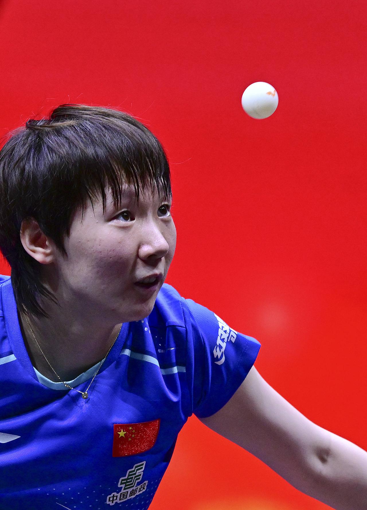 蒯曼 vs 王曼昱 打法核心区别（全方位对比）
一、基础持拍与整体定位
1. 王