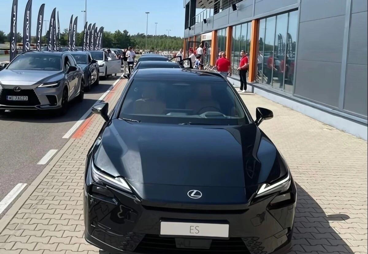 在全新雷克萨斯ES上看到了凯美瑞的影子。雷克萨斯设计师为了满足广东人对于日系车的