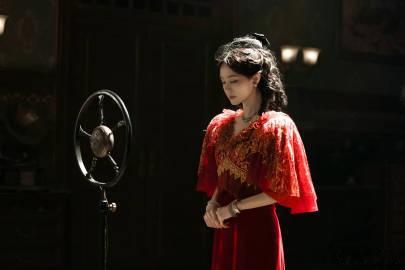 李一桐江飞燕民国造型李一桐江飞燕新剧照 多款民国华服轮番亮相，李一桐江飞燕一颦一