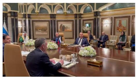 1月26日，一则来自俄新社的现场报道，把一场本就不寻常的俄美乌三方闭门会谈，瞬间