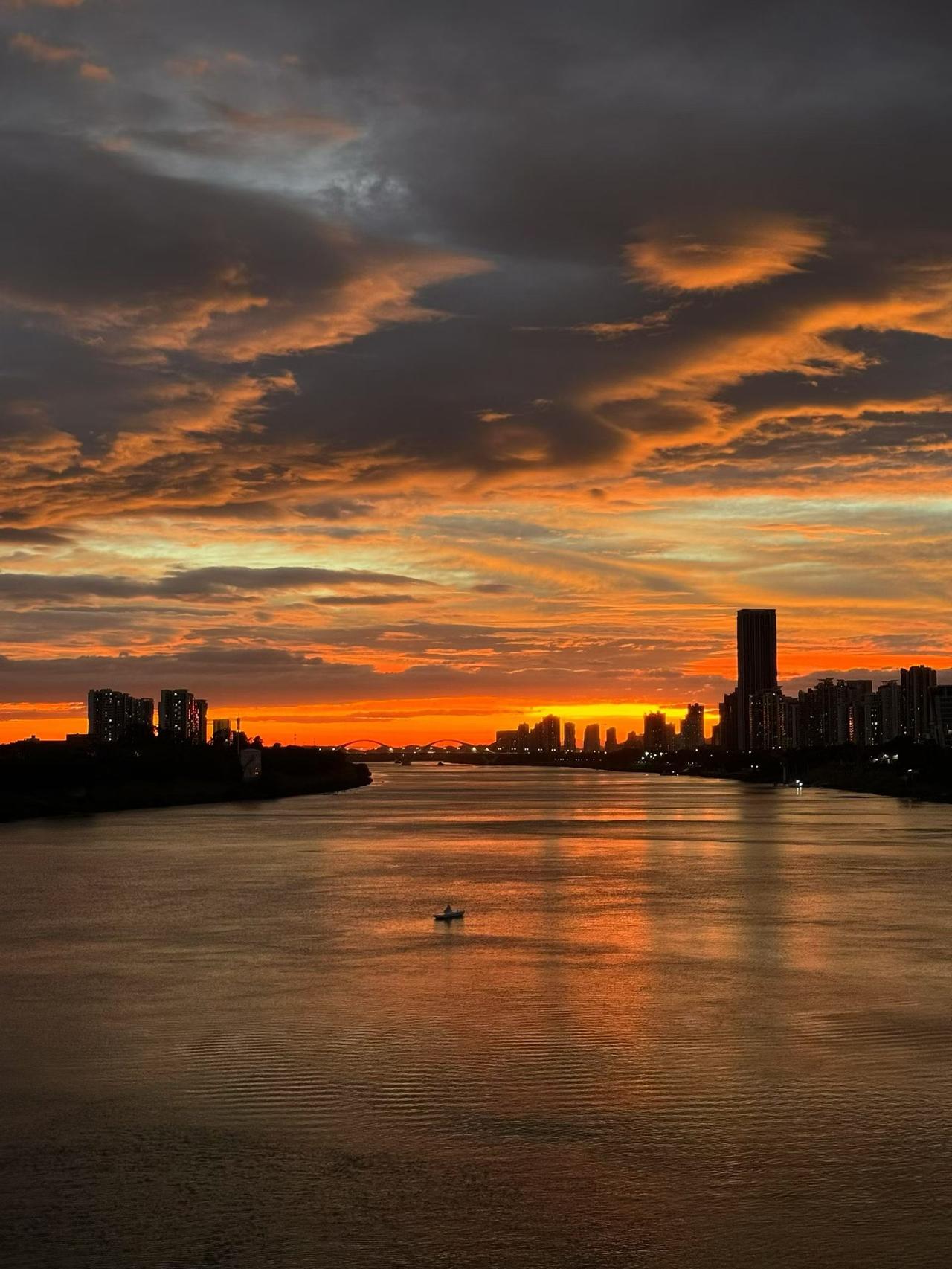 人到中年才懂：这5种行为，正在悄悄毁掉你

1. 话太多
   三年学会说话，一