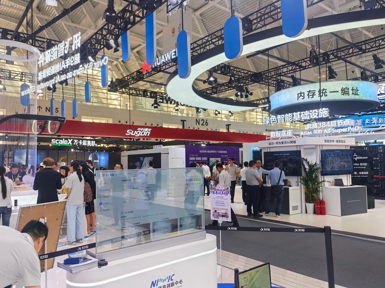 今天智博会现场，中科曙光和华为同台让我印象深刻。两家展位面对面，一个展出scal