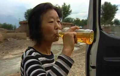 2006年的时间，东北油田出了一位远近闻名的“毒妇”，她把汽油当水喝了几十年，被