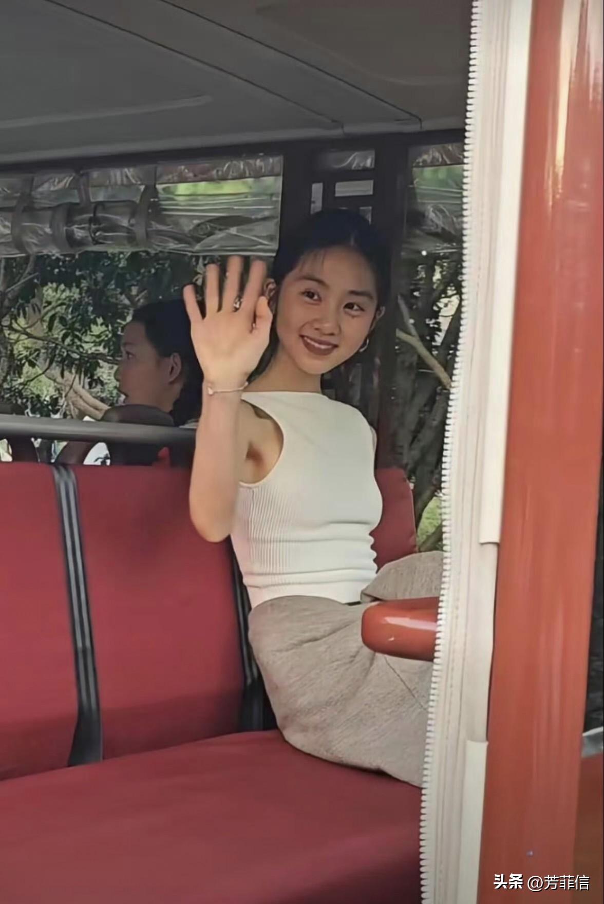 这是要挨个出道吗？黄磊和孙莉的两个女儿于近日双双抛头露面。
大女儿黄忆慈，昵称多