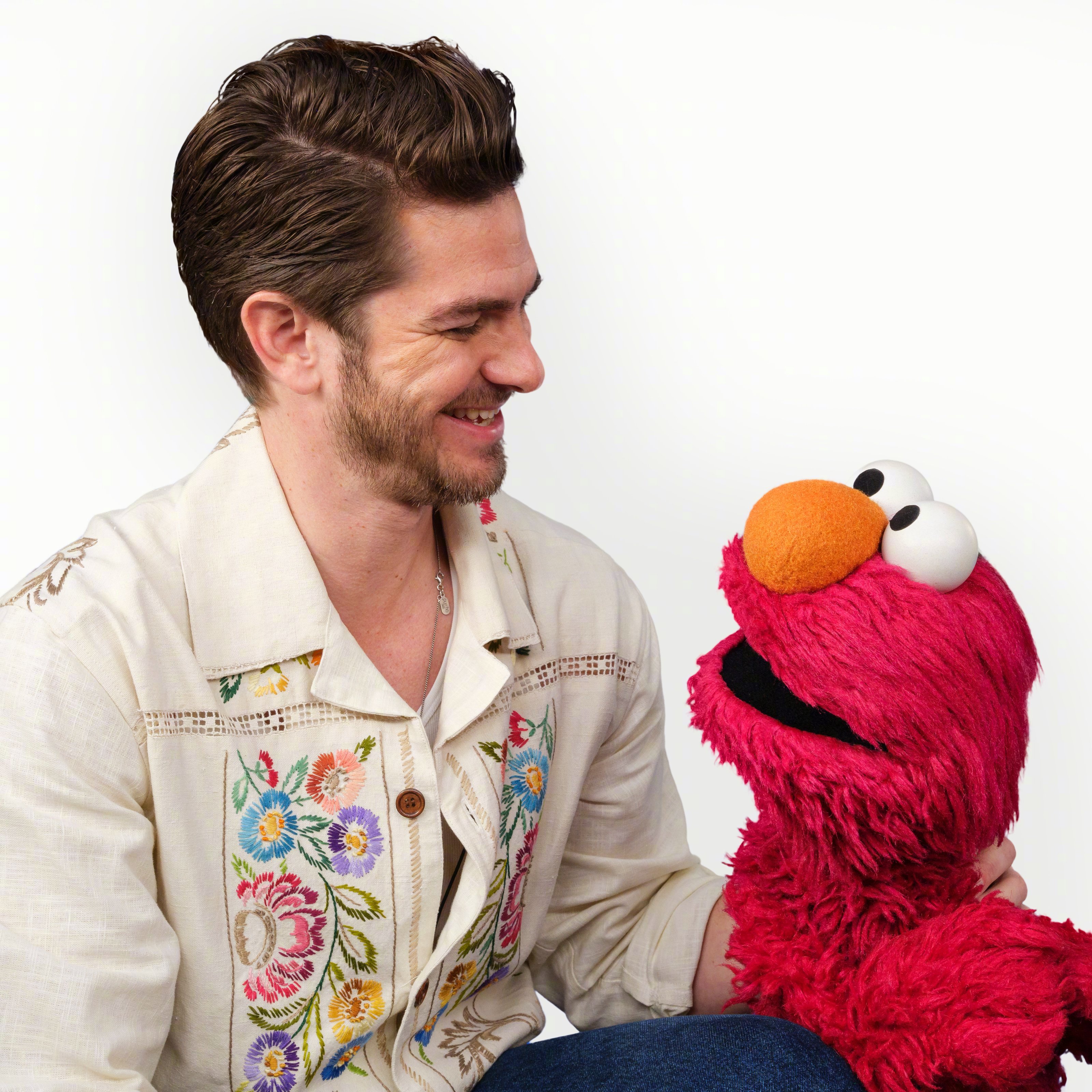 分享2张加菲#andrew garfield# 和ELMO照片（4K），越来越爱