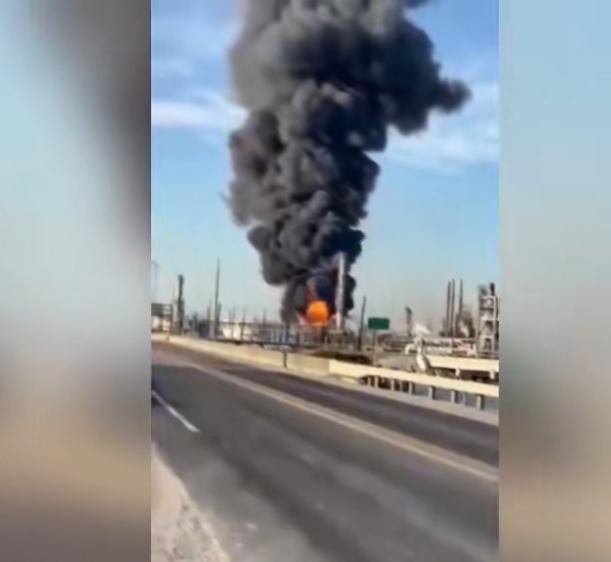 据美国媒体消息，3月23日晚，美国德克萨斯州阿瑟港瓦萊罗炼油厂发生了大爆炸，爆炸