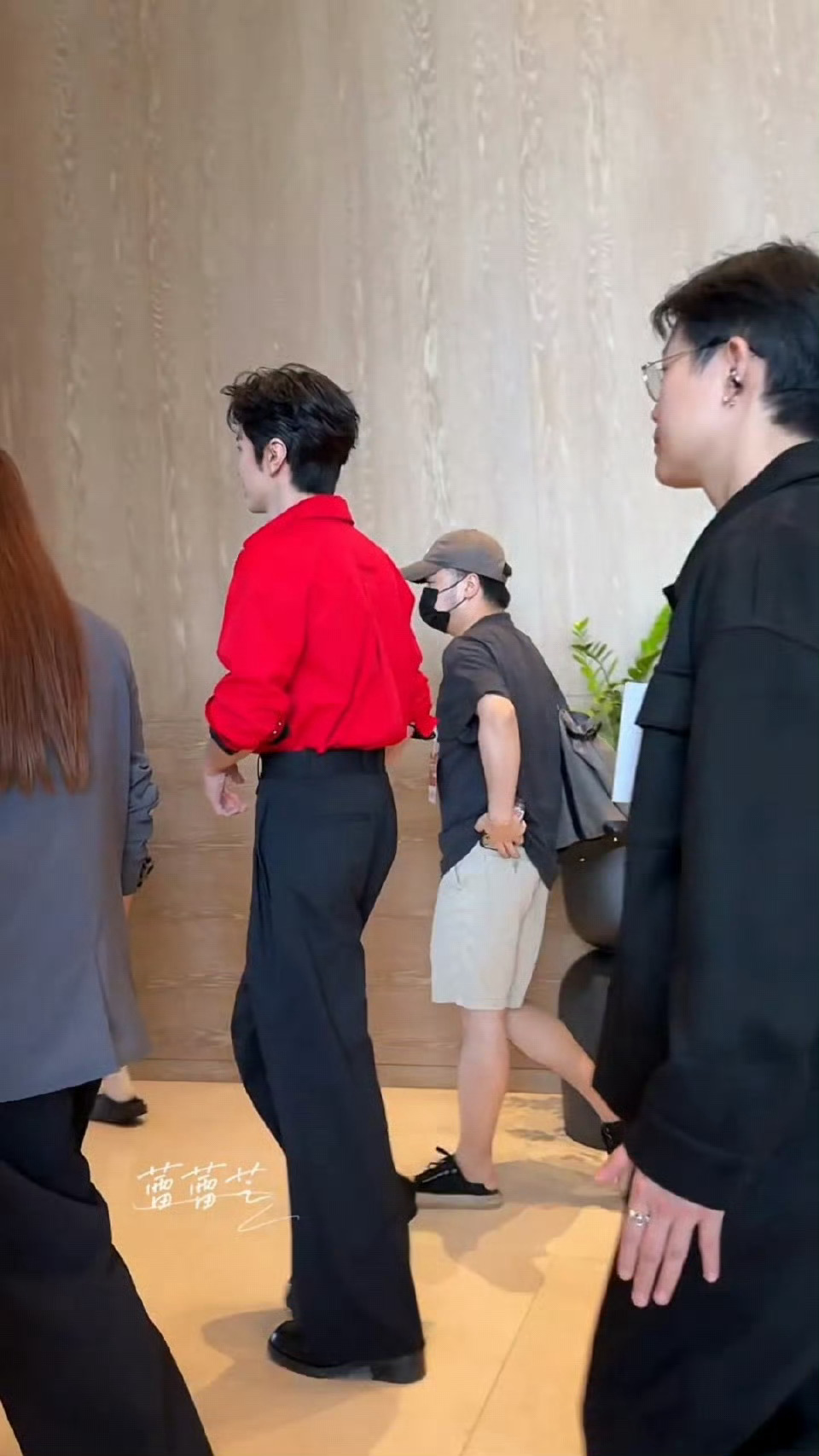 哪个cody想的红黑搭配！！！这腿也太长了一点陈哲远红黑衬衫叠穿造型陈哲远泰国活