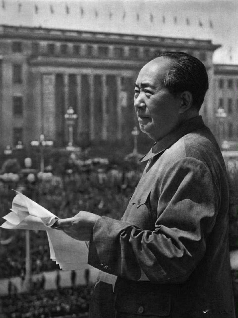 非常喜欢这一张毛主席像，表情很凝重，老人家的忧虑是对的，只是当时很多人都不理解！