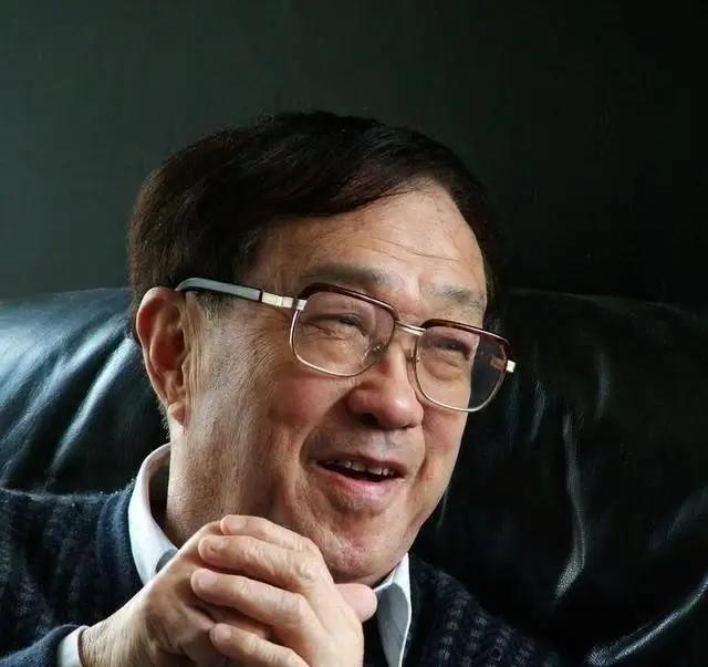 2008年，著名导演谢晋在酒店突然身亡，随后一演员爆料：“谢晋因嫖娼而死！”紧接