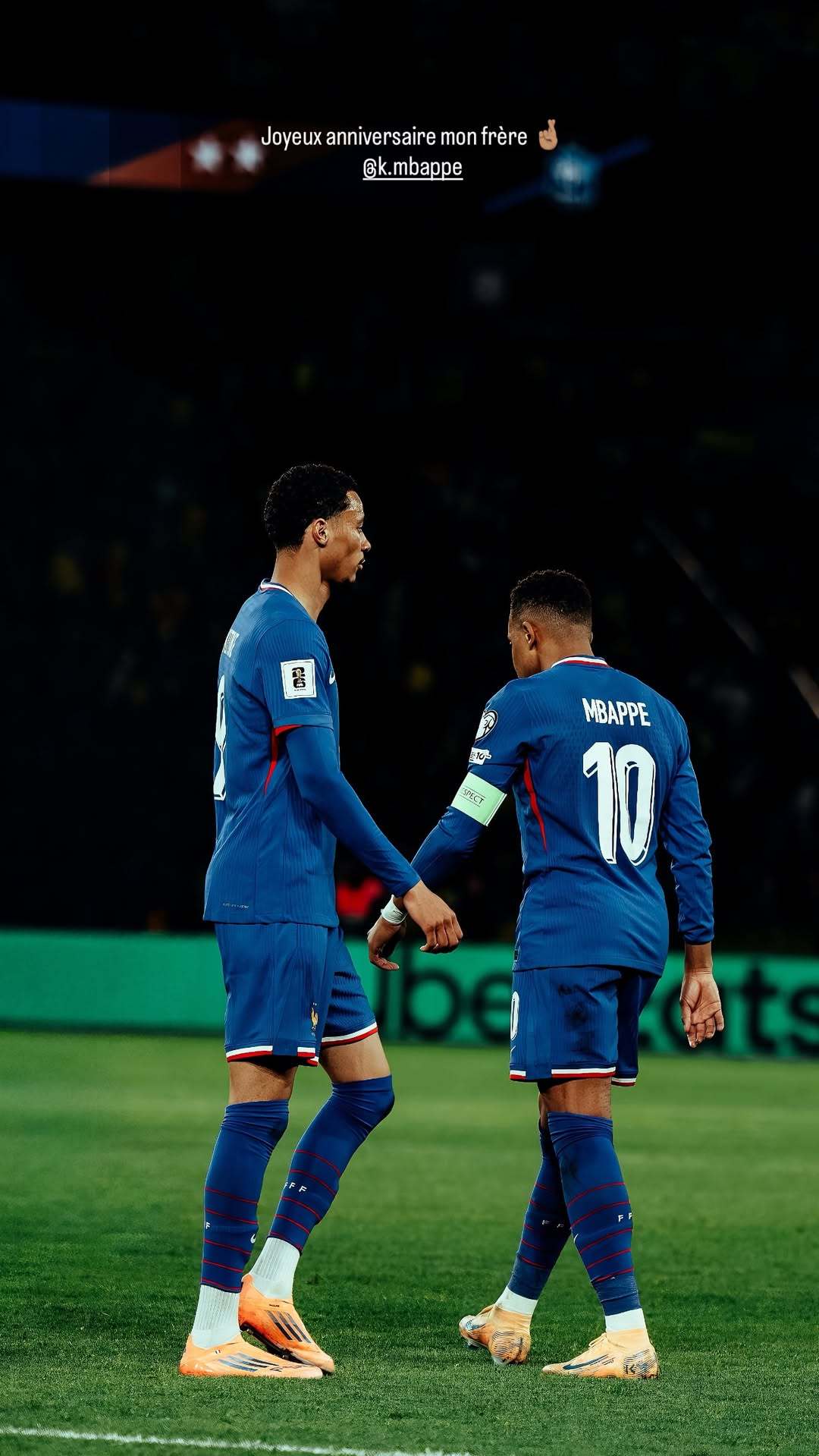 姆巴佩  姆姆收到的生日祝福3️⃣🥳🧁法国国家队队友们💙🤍❤️埃基蒂克/