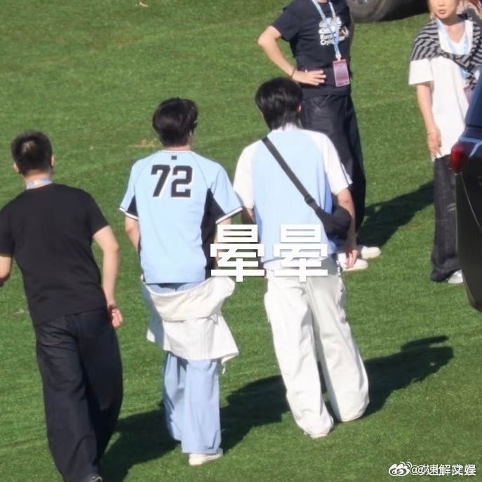 宋亚轩刘耀文北京西游2路透宋亚轩刘耀文北京团综并肩走新鲜路透来袭，双人同行画面让