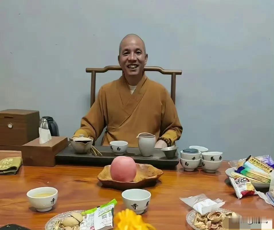 大家听说少林寺新住持印乐大和尚的事儿了吗？这身份一换，可太有看头！
 
以前他是