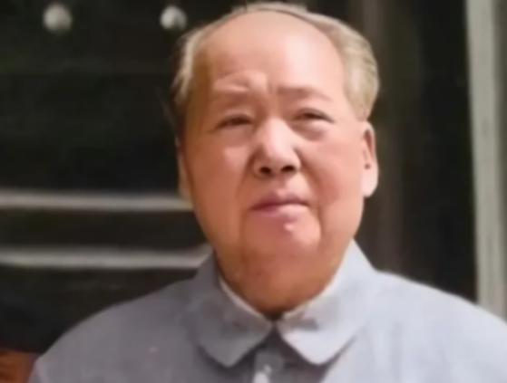 1975年，毛主席听说功德林里还有十几个顽固的国民党战犯时说：“都放了算了”，说