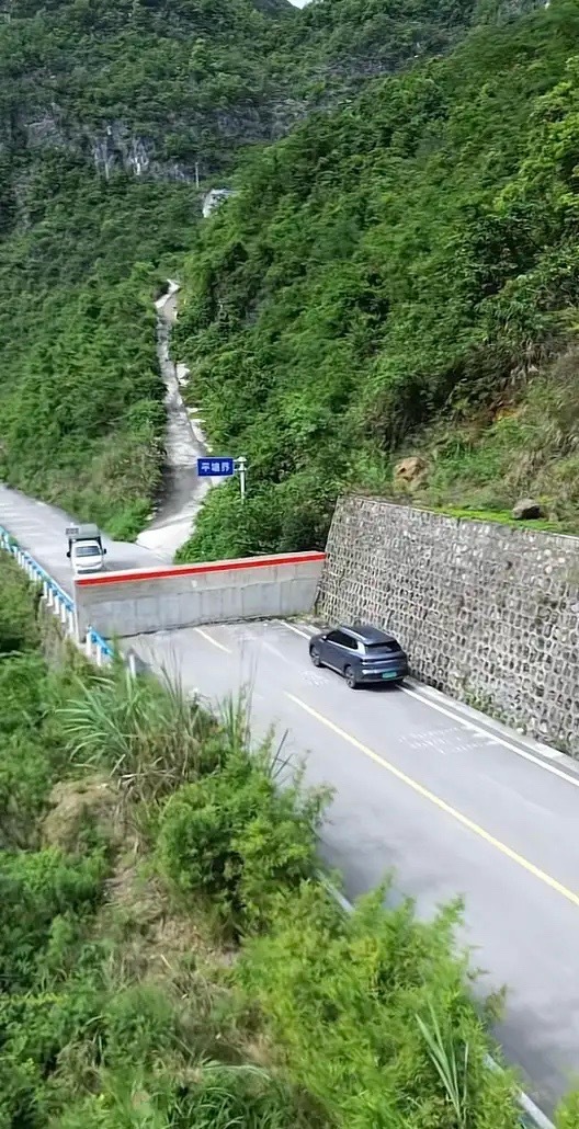 贵州两县交界处，此路不通，大家知道其中的原因吗？ 