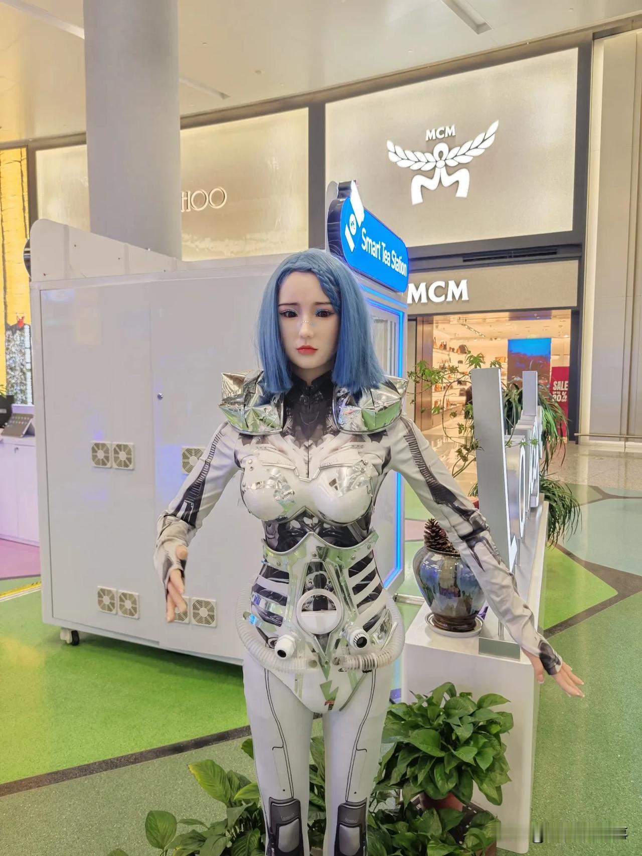 杭州萧山机场是真懂流量，直接在t4航站楼的入口处陈列了一个机器人展台。

这台紫