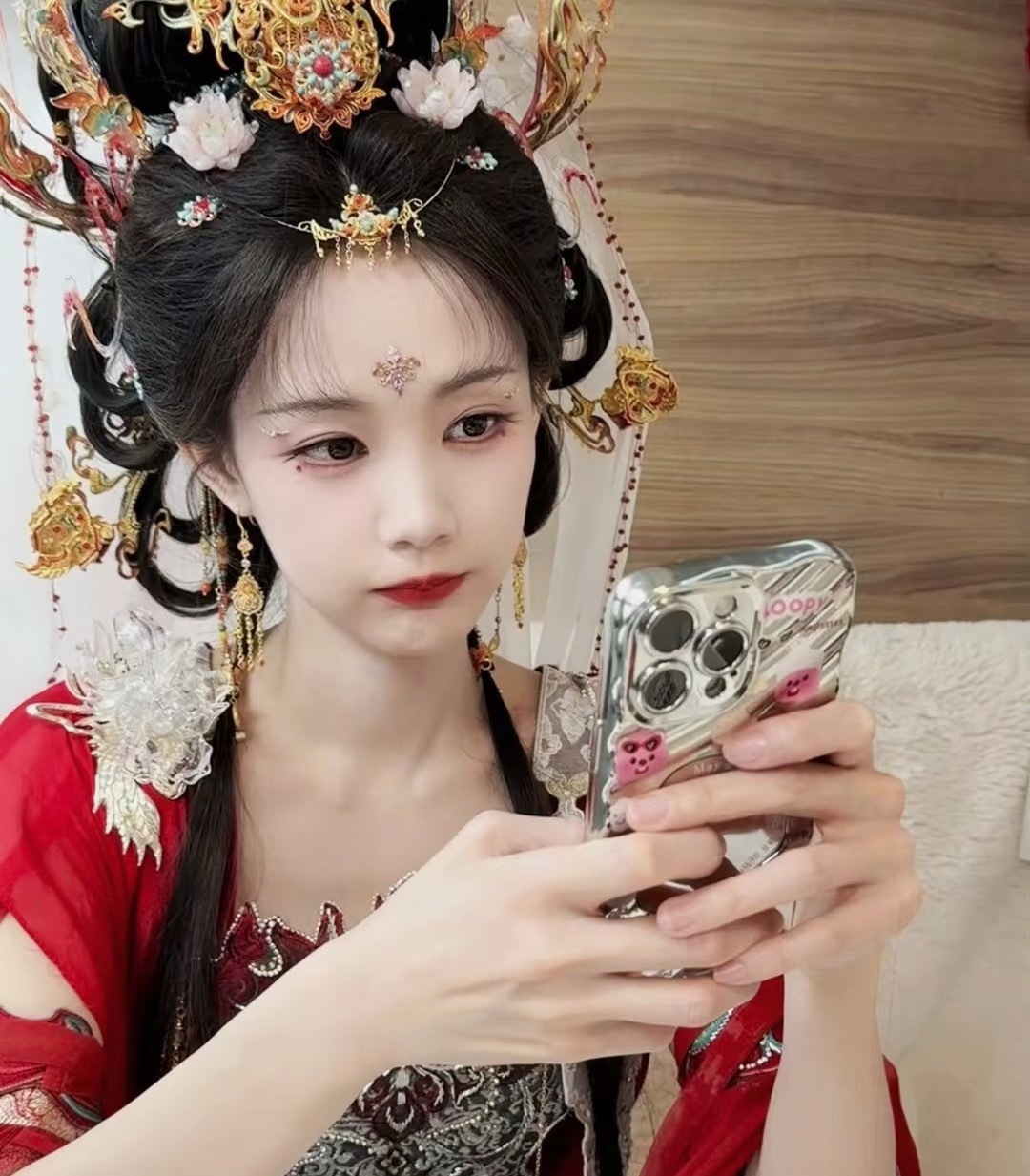 难怪🌸粉这么爱易小雅，妆造永远能变出花样的好看 