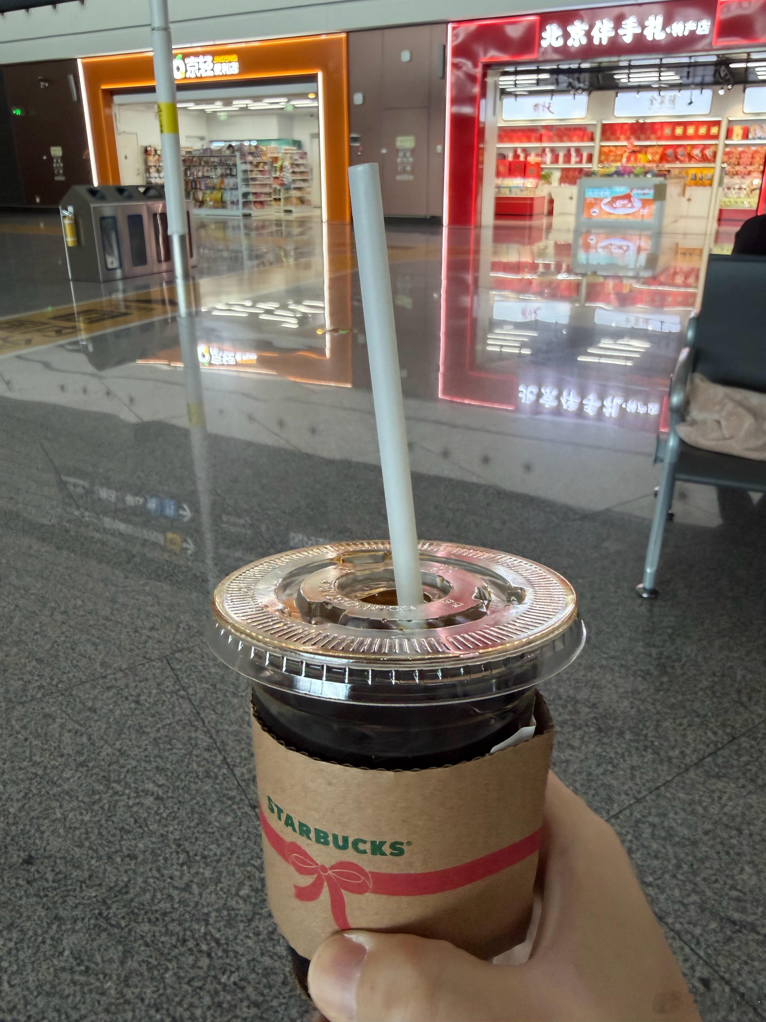 又喝上了冰冰冰咖啡。话说星巴克的冷萃是咋制作的，隔夜滴翠？取餐贼快星巴克