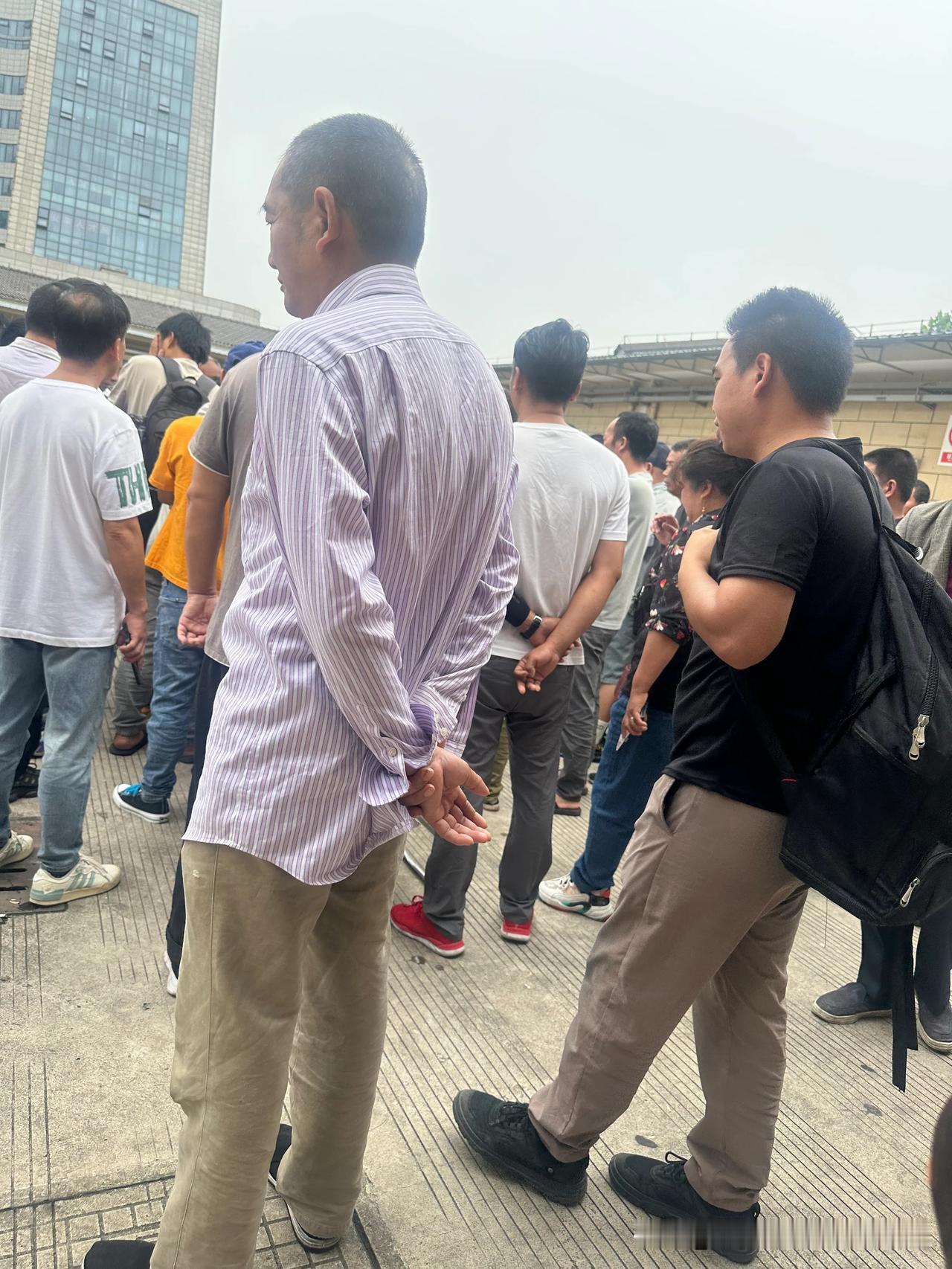 国内失业人员也达到1.5亿，广州，深圳，东莞，苏州最为严重，好多农民工找不到工作