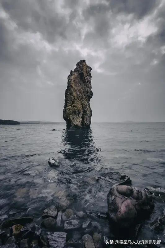 在公司想混得稳，我算是摸出了点门道：

1. 把自己那摊业务吃透，让公司觉得这活