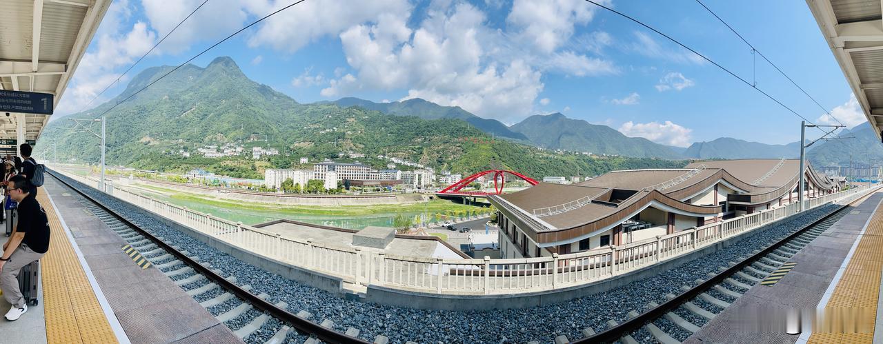 高铁兴山站远眺（随手拍）。昨日上午，我再度于高铁兴山站登车，上一回在此处下车已是