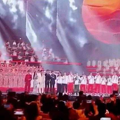 肖战和黄晓明，一生都在让位的内娱人。[捂脸]让的都卡出队伍了，还在让……