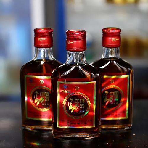 劲酒最近有点“疯”！好好的“中年养生酒”，愣是被网友玩成了“姨妈神仙水”，一夜爆