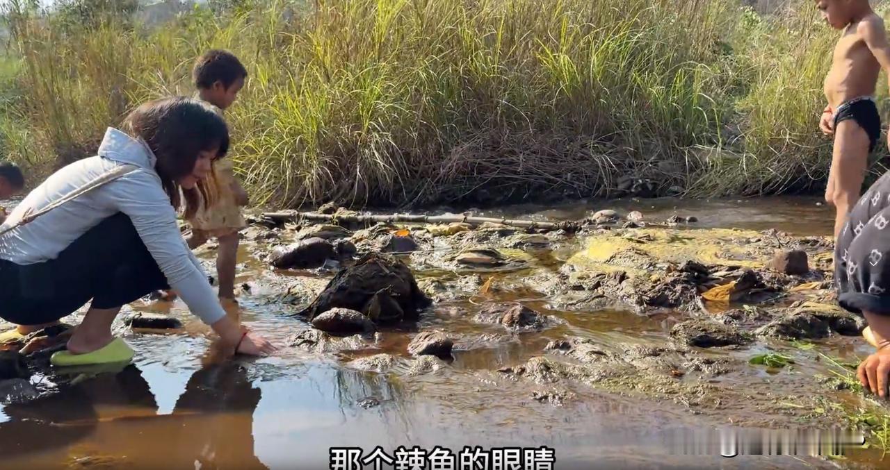 卫生堪忧！老挝女人用洗了脚的水洗鱼，小陈还吃得津津有味，夸赞味道好！


小陈和