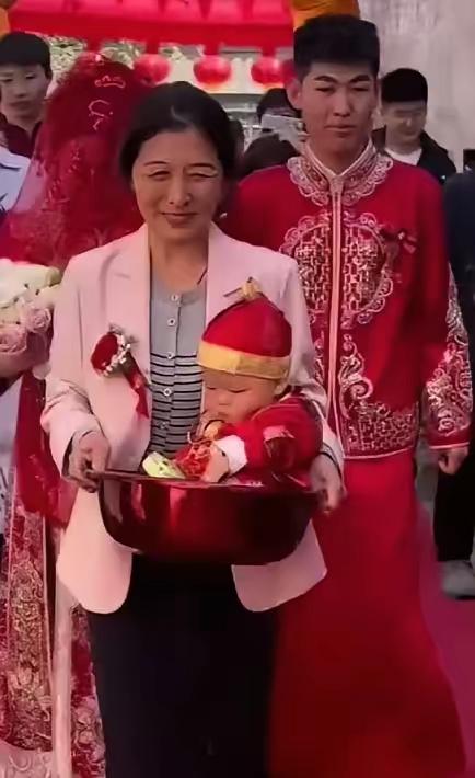 陕西一新娘结婚时带着刚满月侄子出嫁，这孩子父亲因公牺牲，孩子母亲受不了打击，郁郁