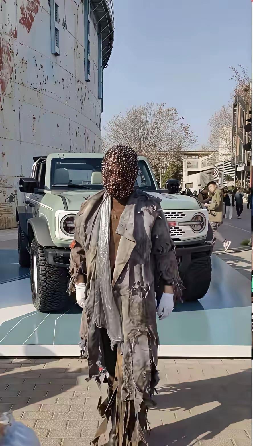 专坑富人的奢侈品牌，巴黎世家。