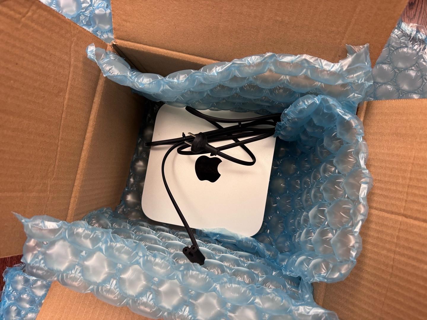 朋友把他的 Mac mini 寄给了我，准备给他部署我开发的 Agent，算是早