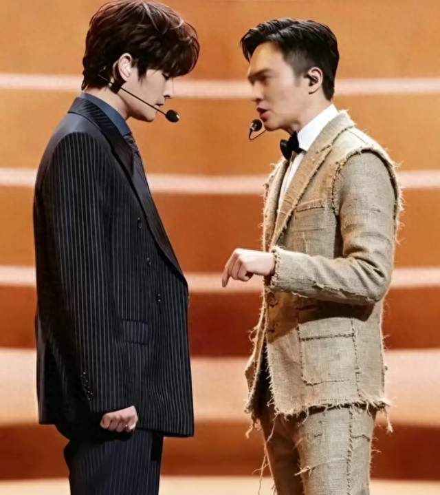 笑趴了！张智霖当嘉宾，网友“他一出来，张远的西装都起球了”
