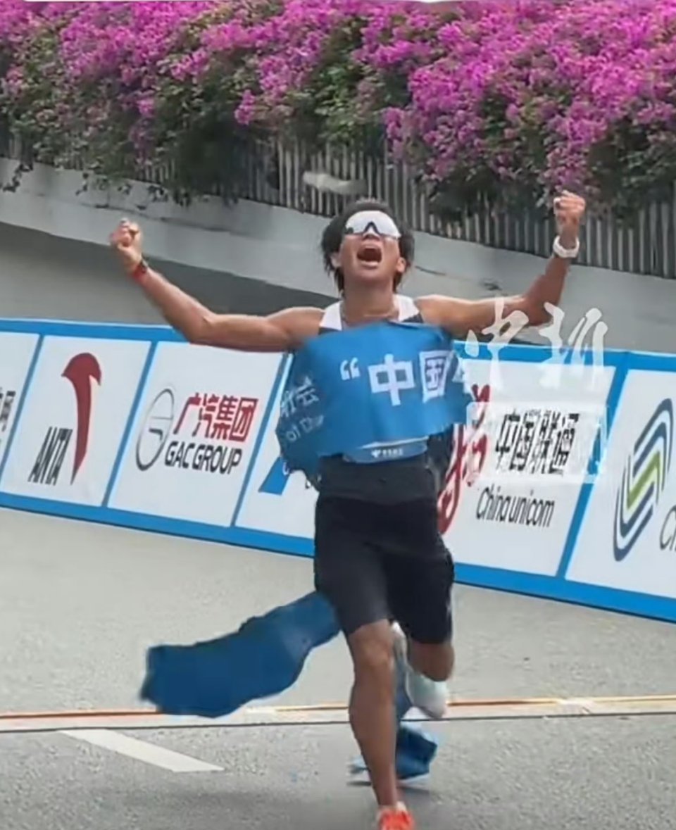 何杰拼命奔跑的4年2025年11月15日，全运会男子马拉松赛场见证荣耀！何杰以2