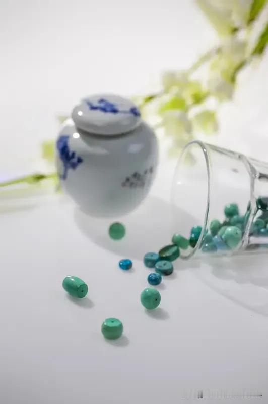 吃补药，不如一日三餐。不要相信那些养身的鬼把戏，吃什么补药，都不如一日三餐安排妥