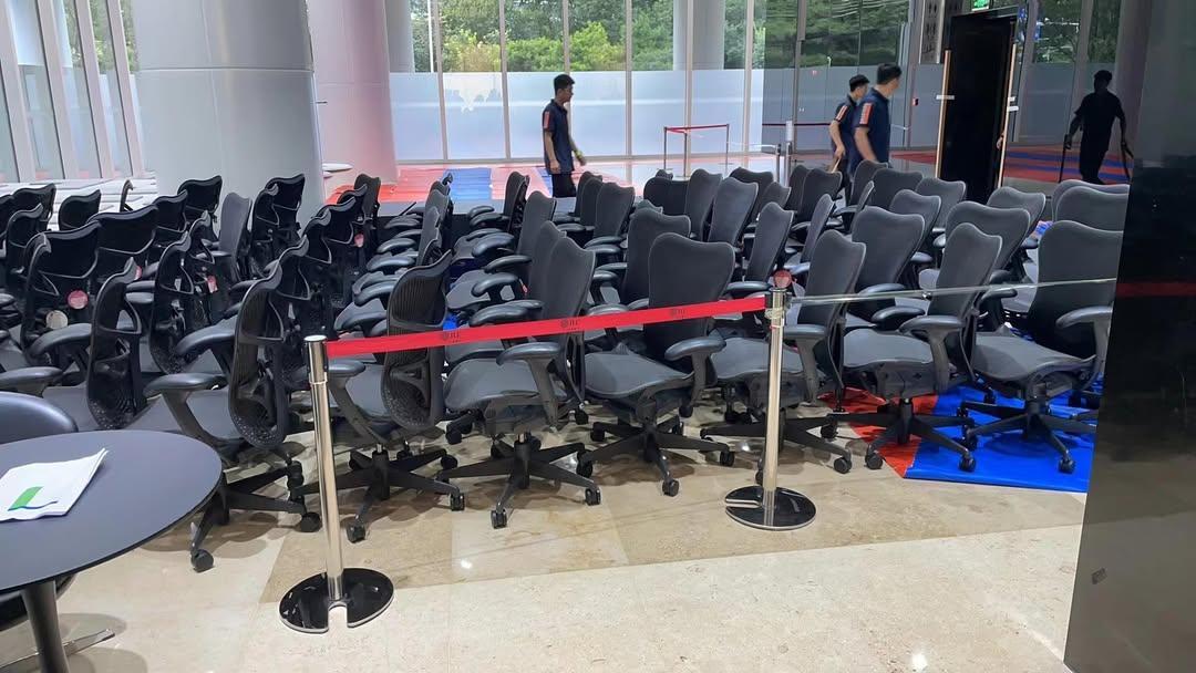 网友投稿:公司裁员后办公室变成了跳骚市场主要是Herman Miller人体工学