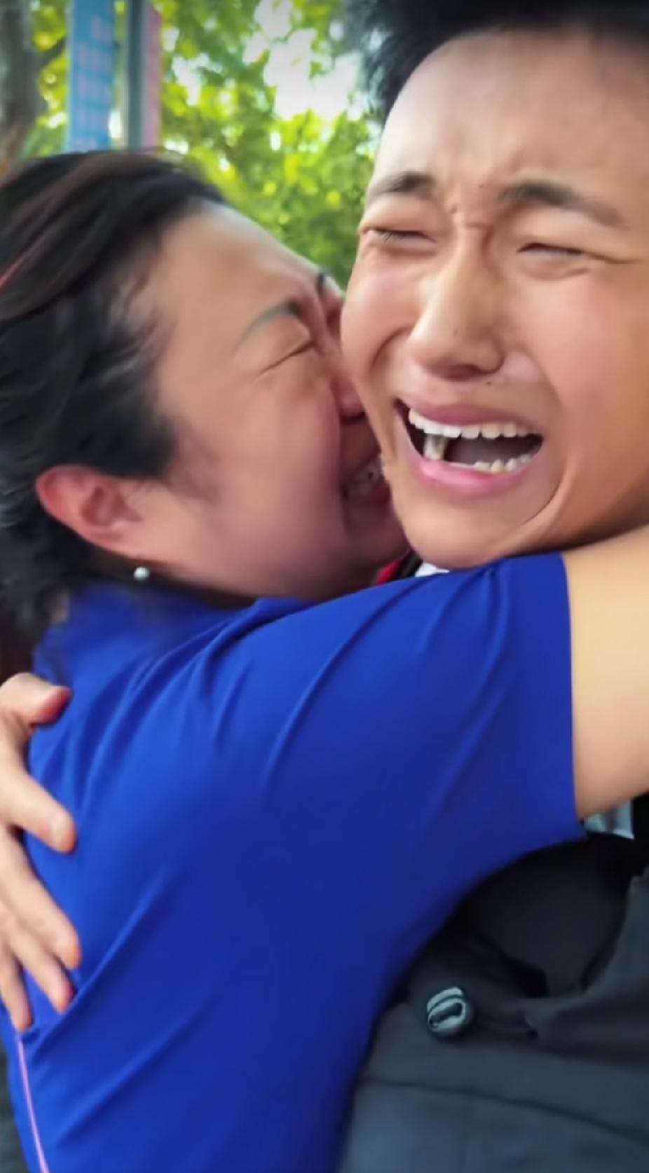 一个大小伙子，快步冲过去一把抱着面前的中年女子就哭了，知道原因后，更是让人瞬间感