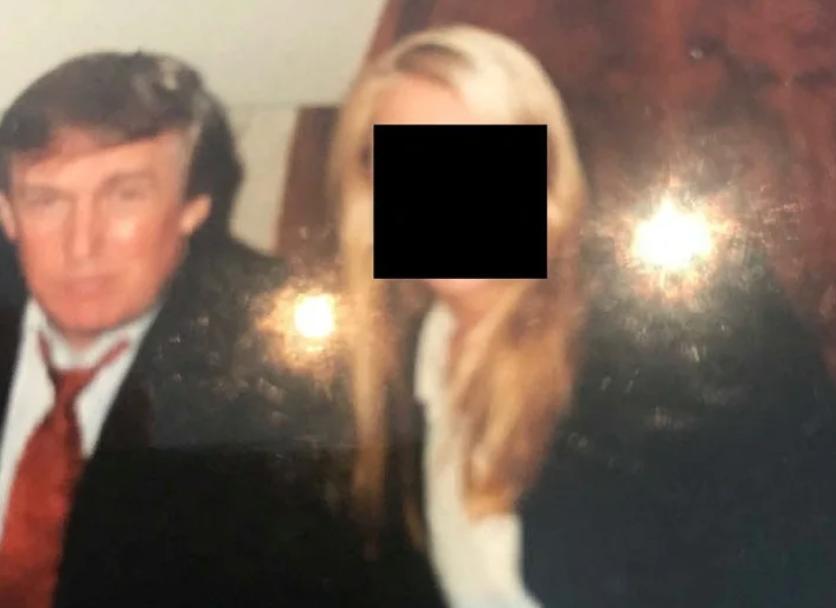 【特朗普至少8次乘坐爱泼斯坦的专机，飞机上有1名女子】

美国司法部在12月23