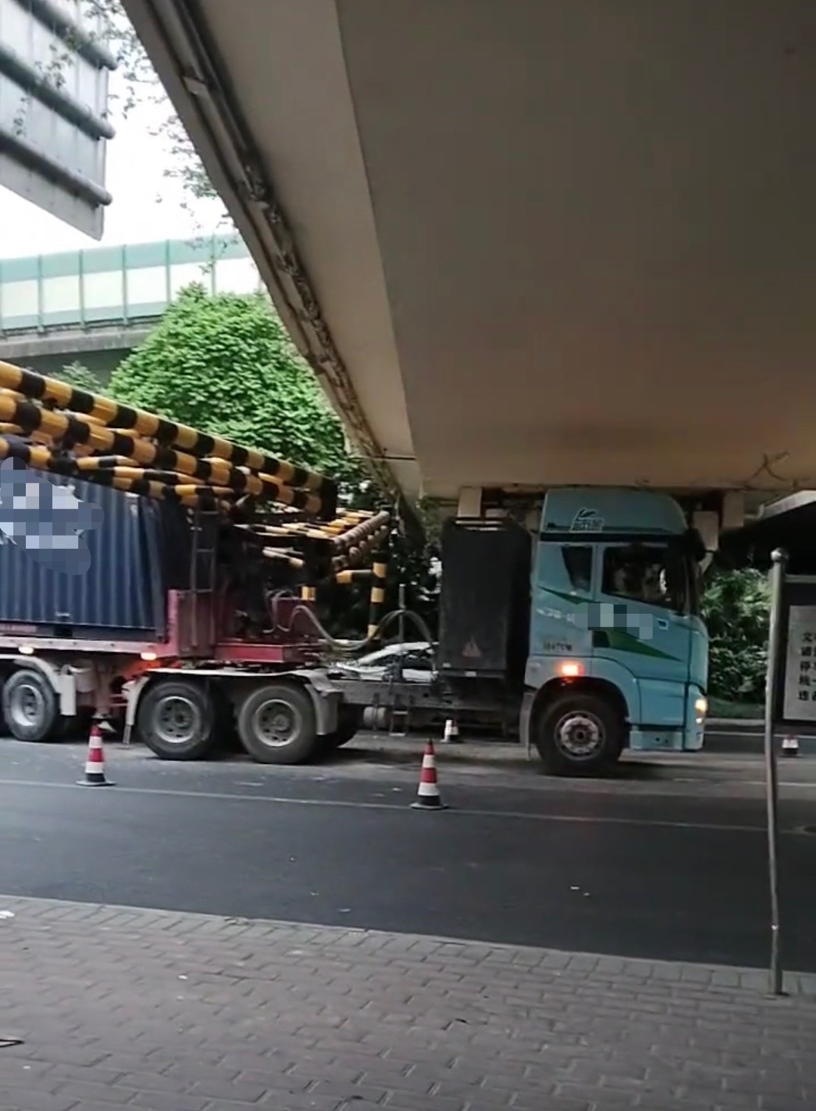 【南宁一半挂货车撞坏限高架】4月27日，广西南宁某立交桥一辆半挂货车撞坏了路口的