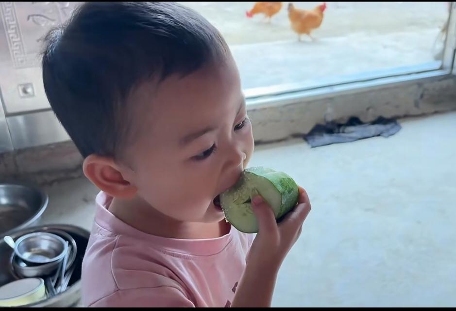 我怎么这么喜欢看一帆妈妈一家人吃东西呢？[呲牙]感觉好有胃口吃嘛嘛香啊！吃什么都