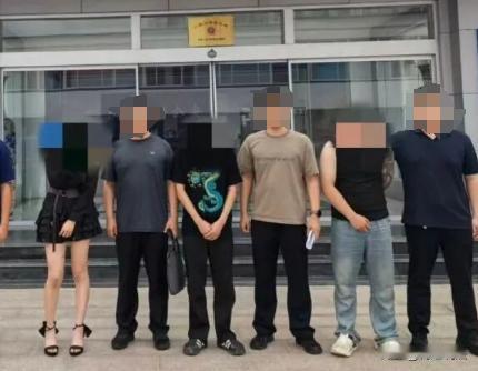 山东，男子夜里无聊约了个美女见面，二人来到酒店开房，正想要发生点啥突然房门被敲开