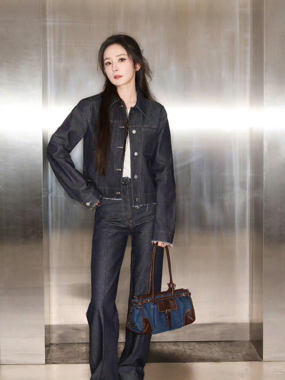 杨幂柳智敏撞衫杨幂这身材就是行走的衣架子！大刊封面拿到手软，和Prada的化学反