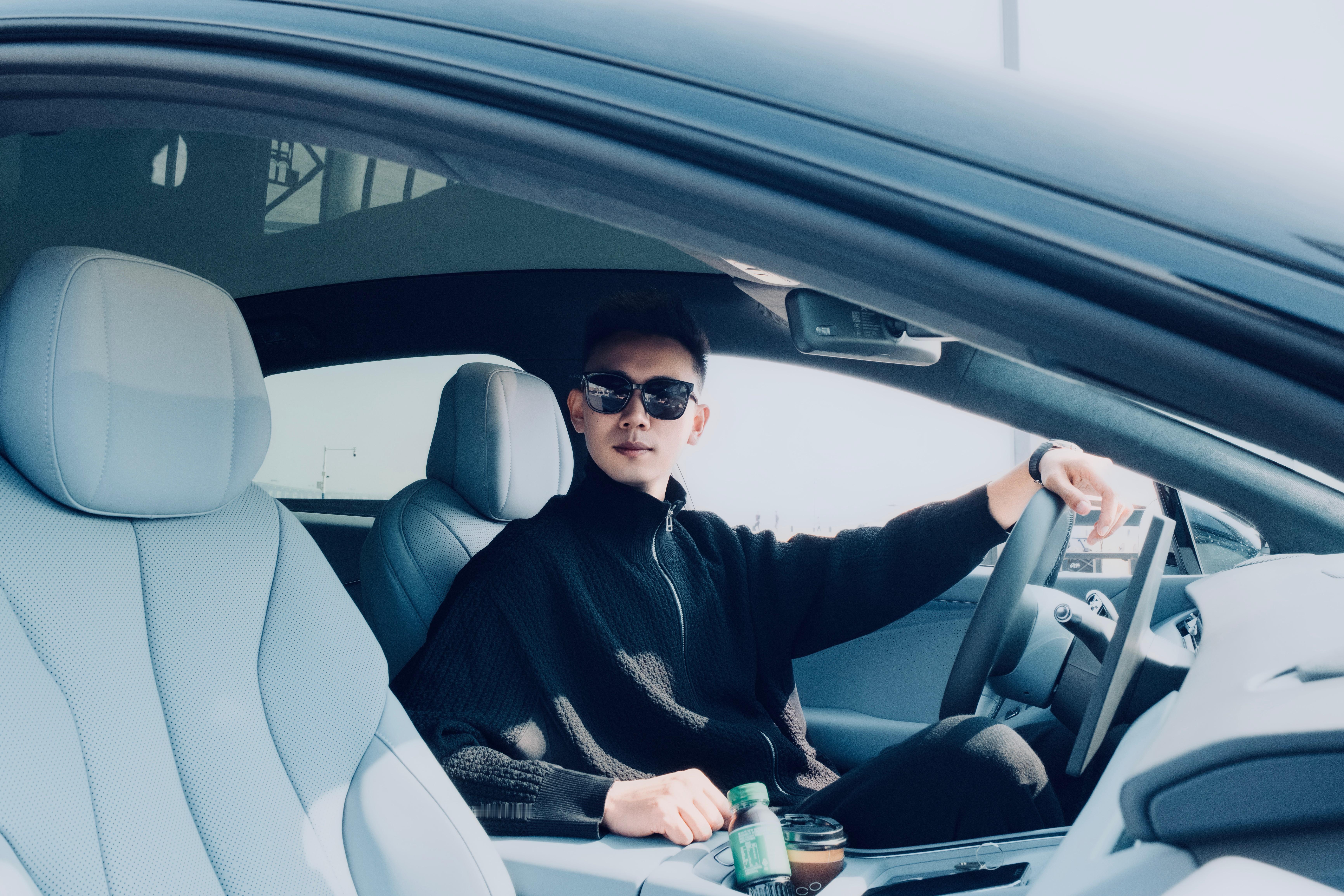 提前体验了一下2026款小鹏P7+，然后，不出所料，又来了一组合影，这车不仅座舱