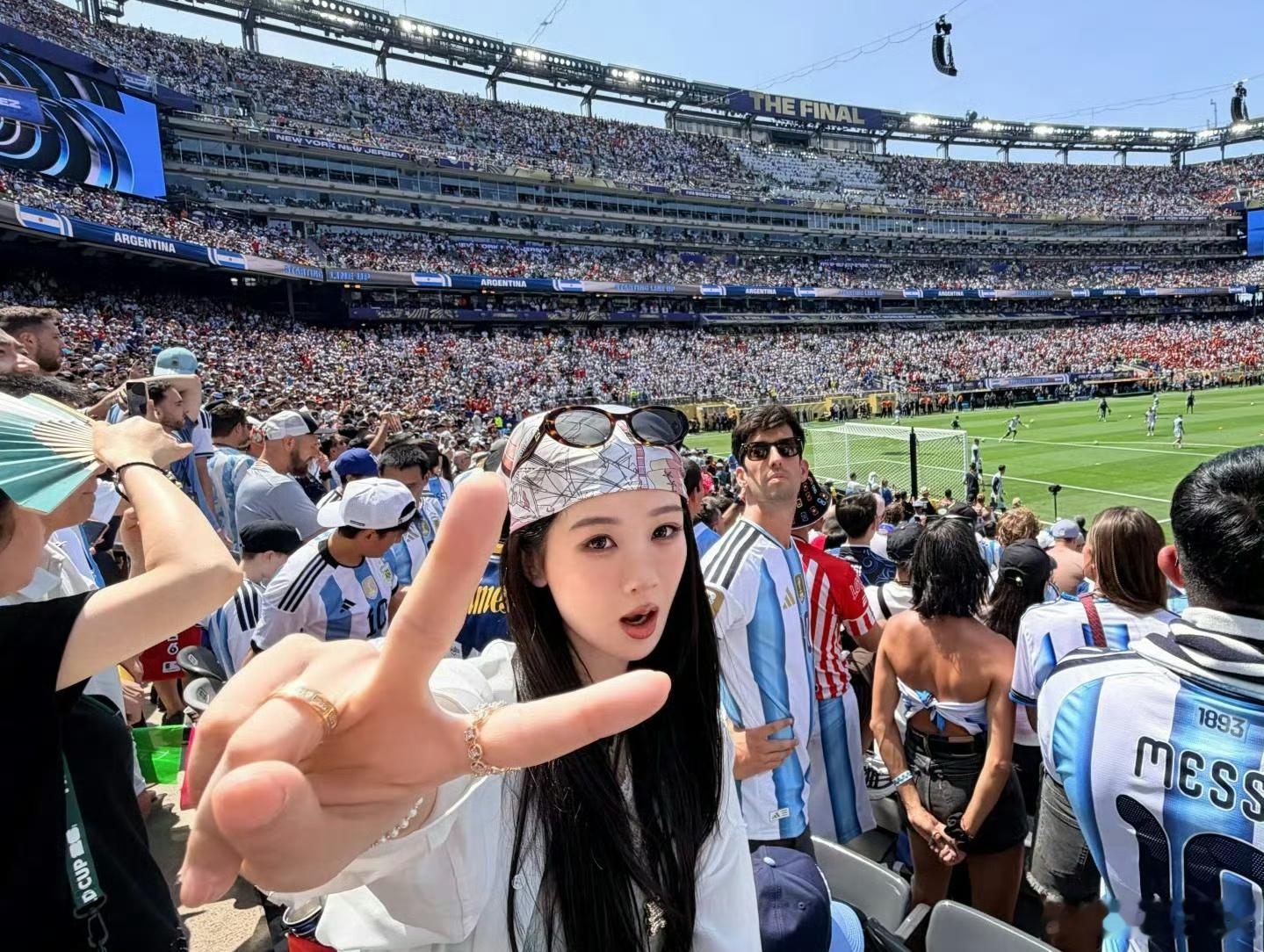 杨紫这两天国外旅游，各种百变造型高质量营业 ，好美！ 