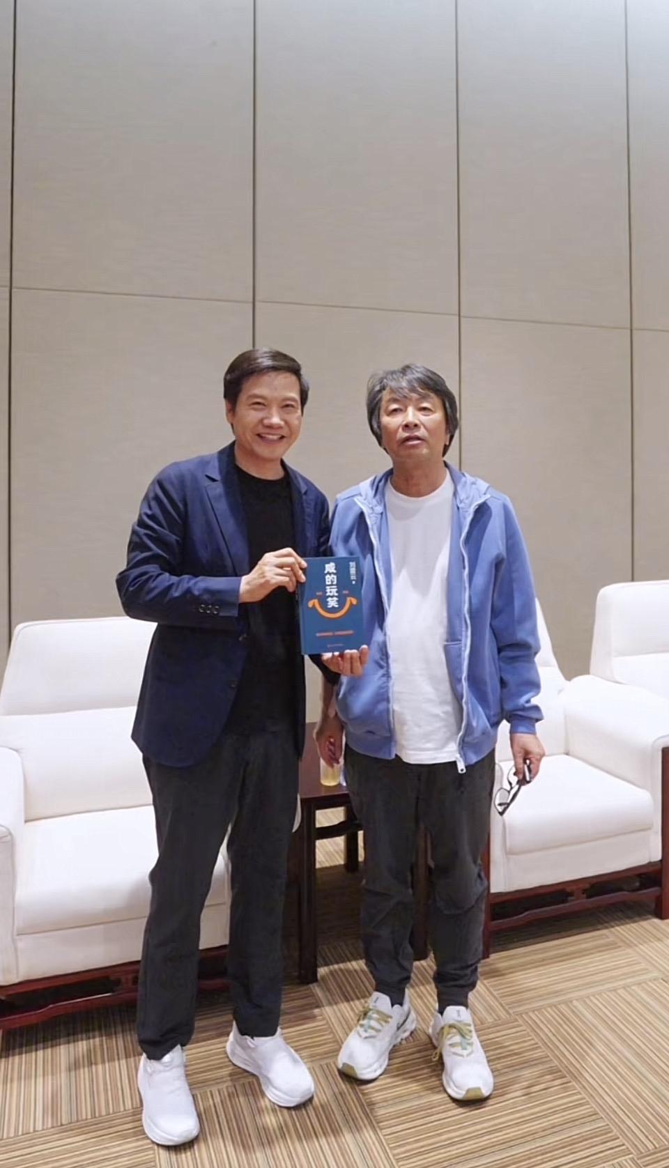 “新书发布，惊喜连连！”📚🎉友好的握手，新书的分享，友谊长存！📚👫