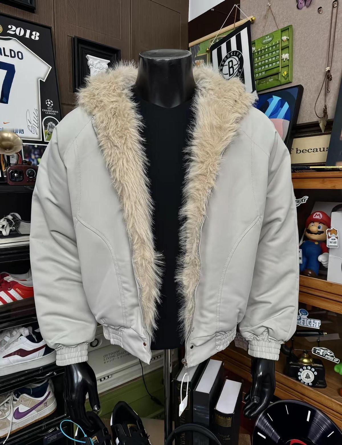 他穿的是外套，不是衣服，是行走的氛围感。
淘宝刚出的数据，18到24岁男生，六成